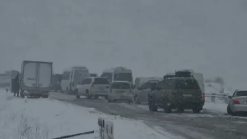 Սաստիկ բքի ու տեսանելիության բացակայության պատճառով կան բազմաթիվ փակ ճանապարհներ