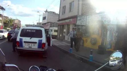 ՏԵՍԱՆՅՈՒԹ. Երևանում ոստիկանը ոտքով հարվածել է տղամարդուն