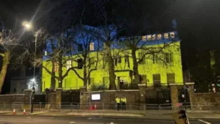 Լոնդոնում ՌԴ-ի դեսպանատան շենքի վրա ցուցադրվել է Ուկրաինայի դրոշը