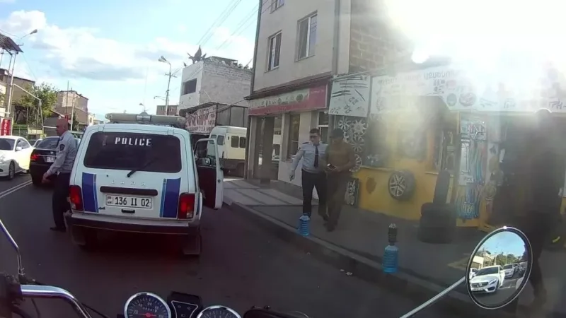 Ոստիկանությունը` Երևանում ոստիկանի կողմից քաղաքացուն ոտքով հարվածելու և մեքենան նստեցնելու մասին