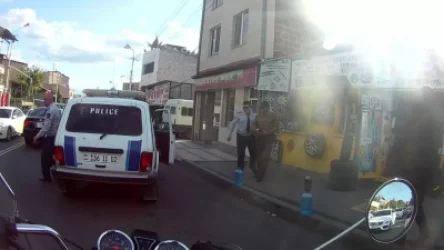 Ոստիկանությունը` Երևանում ոստիկանի կողմից քաղաքացուն ոտքով հարվածելու և մեքենան նստեցնելու մասին