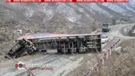 Լոռու մարզում 9 տոննա կտորեղենով բարձված Scania-ն բախվել է արգելապատնեշներին և կողաշրջվել