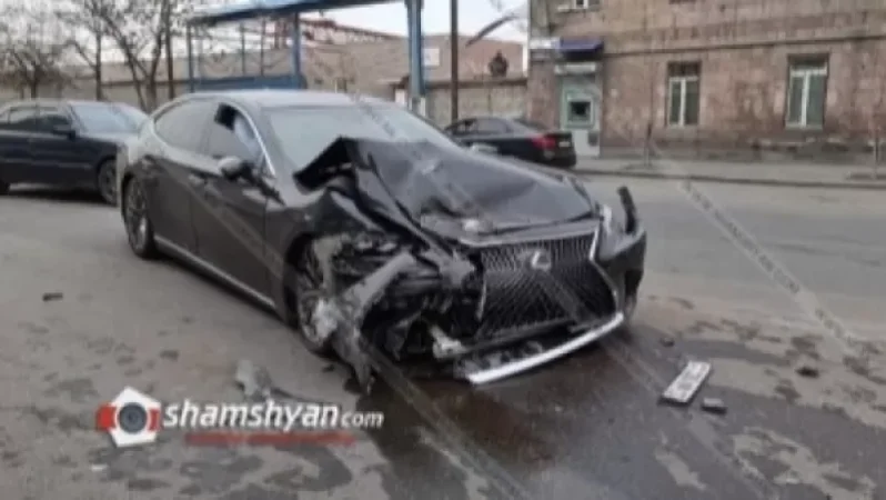 Խոշոր ավտովթար Երևանում. բախվել են Lexus LS500-ն ու Toyota Camry-ն. կա վիրավոր. Shamshyan. com