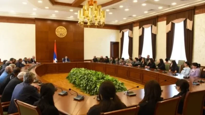 Արայիկ Հարությունյանը հանդիպել է 44-օրյա պատերազմում զոհված զինծառայողների մի խումբ հարազատների հետ