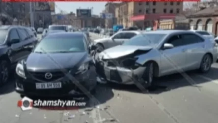 Ավտովթար Երևանում. բախվել են Toyota Camry-ն ու Mazda 6-ը. կա վիրավոր