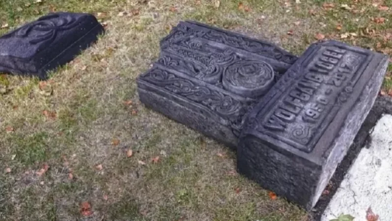 Հայերի կողմից` Վոլֆգանգ Ֆոգելի հիշատակին նվիրված խաչքարը կոտրել են