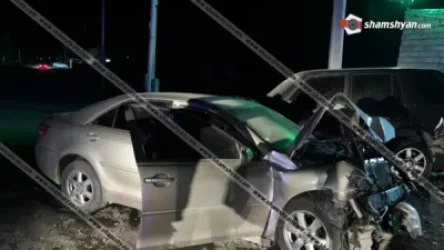 ԼՈՒՍԱՆԿԱՐՆԵՐ․ Բախվել են Toyota Camry-ն ու Range Rover-ը. վերջինս էլ բախվել է գազակարգավորիչին, սկսվել է գազի արտահոսք