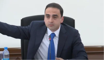 Ասելու ենք՝ մենք չենք, էս չինովնիկն ա, նստած իրան էշի տեղ ա դրել․ Ավինյան