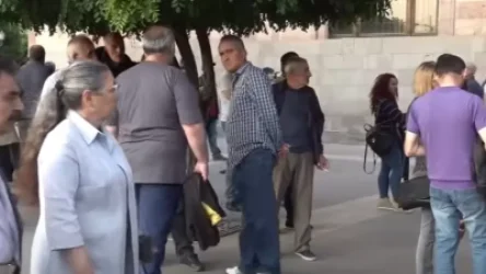 ՏԵՍԱՆՅՈՒԹ. Զոհված զինծառայողների ծնողների ակցիան կառավարության շենքի մոտ շարունակվում է