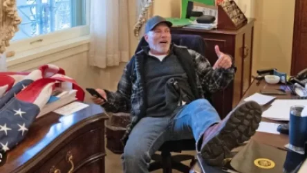 Ոտքերը Նենսի Փելոսիի սեղանին դրած տղամարդը դատապարտվել է 4,5 տարվա ազատազրկման