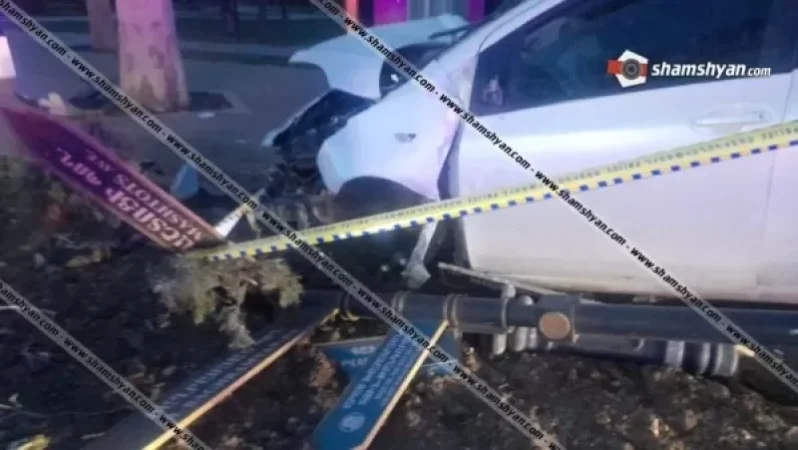 Խոշոր ավտովթար Երևանում․ 26-ամյա կինը Toyota-ով Ֆրանսիայի հրապարակում բախվել է էլեկտրասյանը