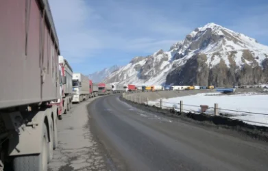 Հազարավոր տրանսպորտային միջոցներ մնացել են Լարսում. իրավիճակը այս պահին