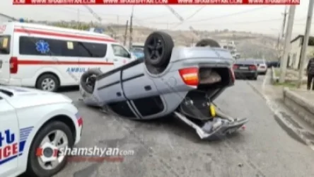 Opel-ը Սարի թաղում բախվել է բետոնե եզրաքարին և գլխիվայր շրջվել