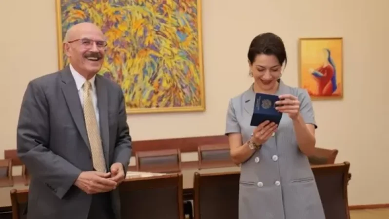 Աննա Հակոբյանը ՀՀ անձանգիր է հանձնել ամերիկահային