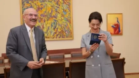 Աննա Հակոբյանը ՀՀ անձանգիր է հանձնել ամերիկահային