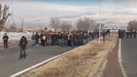 ՈՒՂԻՂ. Մահացած զինծառայողի հարազատները գալիս են Երևան. նրանք փակել են Արմավիր - Երևան մայրուղին