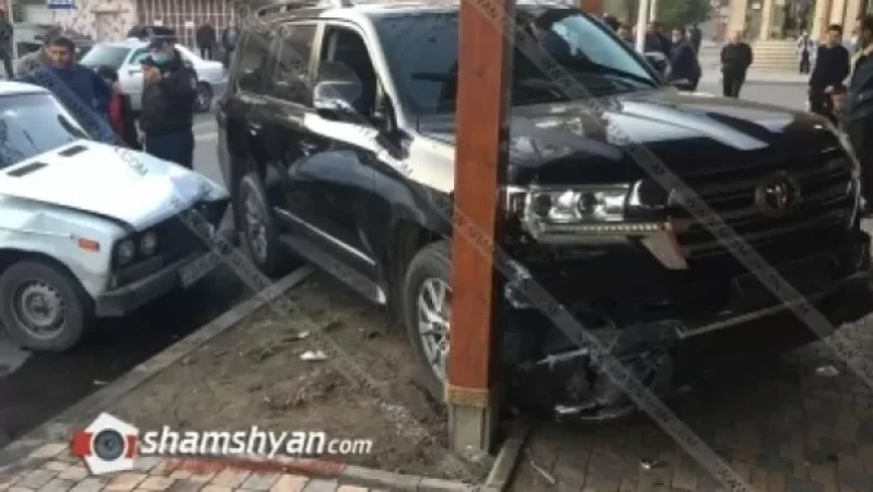 Խոշոր ավտովթար Էջմիածնում. Toyota-ն էլ մխրճվել է արագ սննդի կետի տարածք. կա վիրավոր