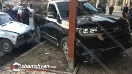 Խոշոր ավտովթար Էջմիածնում. Toyota-ն էլ մխրճվել է արագ սննդի կետի տարածք. կա վիրավոր