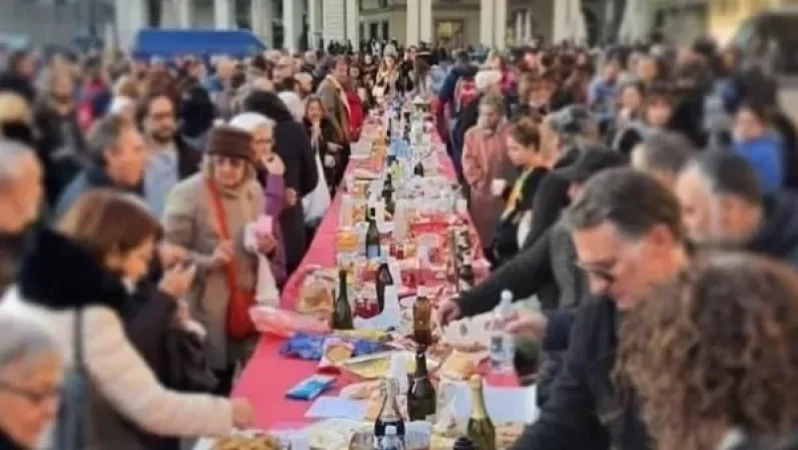 Հավաքվել են և փողոցի երկայնքով սեղան բացել. իտալացիների բողոքի ակցիան` սննդի օբյեկտներ մուտքը QR կոդով դարձնելու դեմ