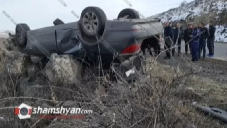 45-ամյա վարորդը BMW-ով բախվել է ապառաժ քարերին և գլխիվայր շրջվել, կան վիրավորներ