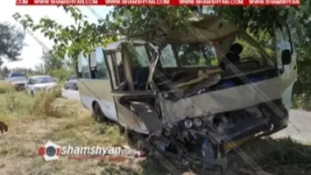 ԹԱՐՄԱՑՎԱԾ․ Վիրավորներից մի քանիսին ավտոբուսից դուրս են բերել փրկարարները՝ քաղաքացիների օգնությամբ