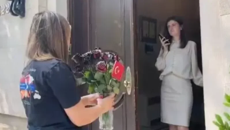 ԱՄՆ–ում գտնվող Արարատ Միրզոյանի համար հայերը դեսպանատուն սև, փշոտ վարդեր ու Թուրքիայի դրոշն են տարել