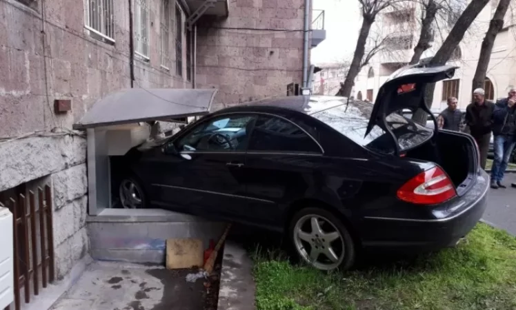 Կին վարորդը կայանման փոխարեն մեքենայով մխրճվել է խանութի մեջ․ Ականատես