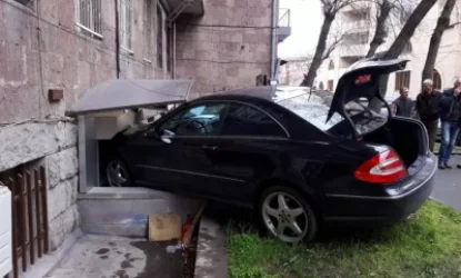 Կին վարորդը կայանման փոխարեն մեքենայով մխրճվել է խանութի մեջ․ Ականատես