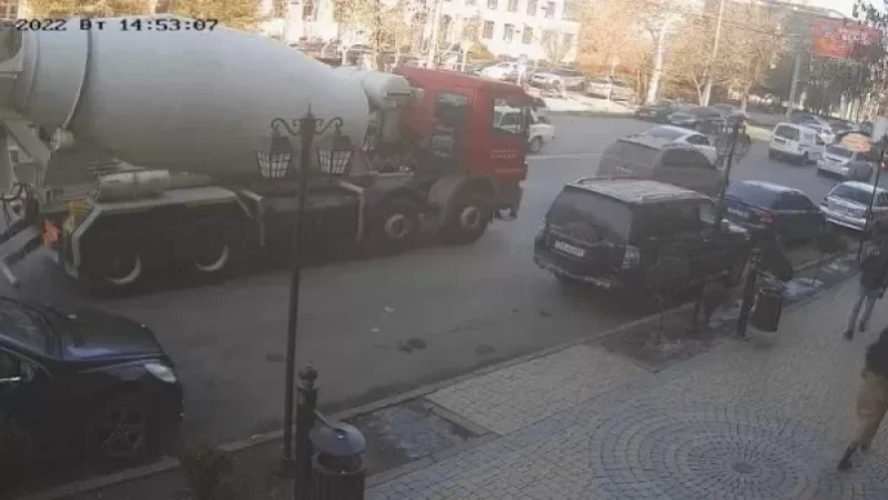 Բետոնախառնիչ մեքենան բեռնված բետոնը թափել է Նժդեհ փողոցի երթևեկելի մասում