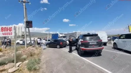 Լարված իրավիճակ՝ Երևան-Գյումրի ճանապարհին․ գյուղացիները փակել են ճանապարհը, պահանջում են մարզպետին