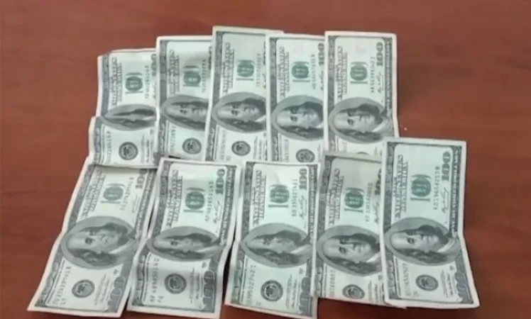 ԱԱԾ աշխատակիցները խոշոր չափի կեղծ դոլարներ իրացնելու պահին վնասազերծել են 3 քաղաքացու. մեկը ՀՀ ՊՆ ծառայող է