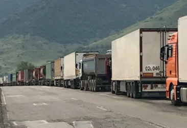 Լարսում տոննաներով մրգերը բեռնատարներում փչանում են