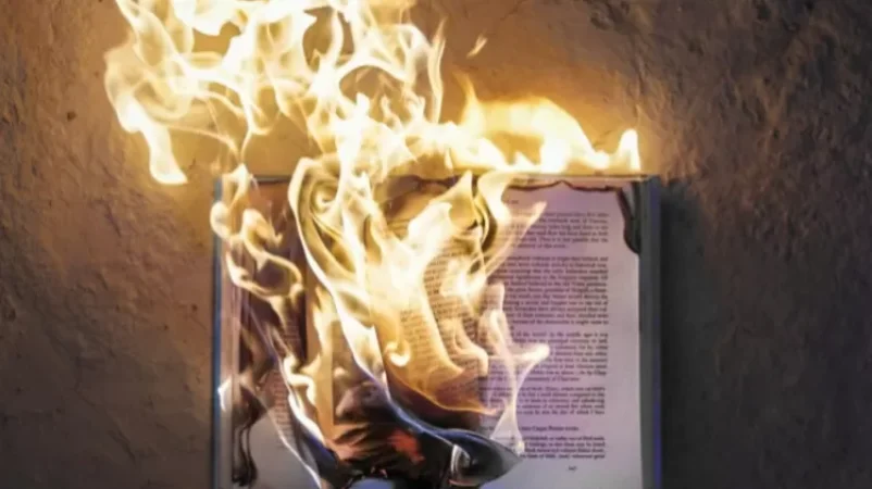 Շվեդիայում Իսրայելի դեսպանատան մոտ կայրեն հրեական Թորան