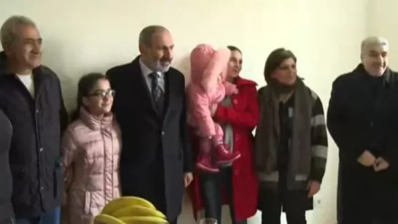 «Բա էս ո՞ւր են տան երեխաները». Փաշինյանը մասնակցում է Լեռնանցք համայնքում բնակարանամուտի արարողությանը