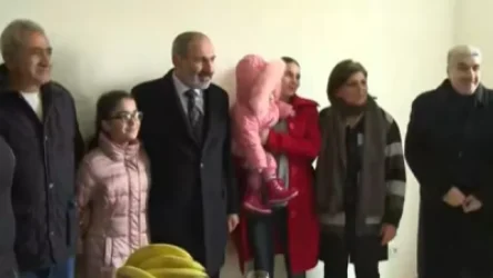 «Բա էս ո՞ւր են տան երեխաները». Փաշինյանը մասնակցում է Լեռնանցք համայնքում բնակարանամուտի արարողությանը