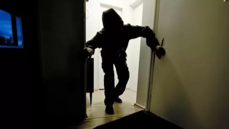 Տանիքից մտել էր տուն, որ գողություն անի, բայց ընկել է տանտիրոջ ձեռքը