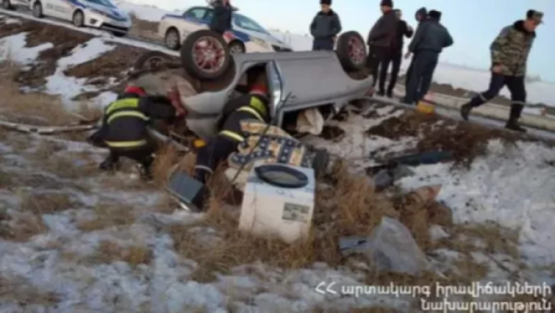 Խոշոր վթար. Nissan March-ը դուրս է եկել ճանապարհից ու կողաշրջվել․ կա տուժած