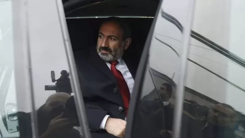 Ով է Փաշինյանի վրա անձրևանոց նետած Նարինեն․ մանրամասներ