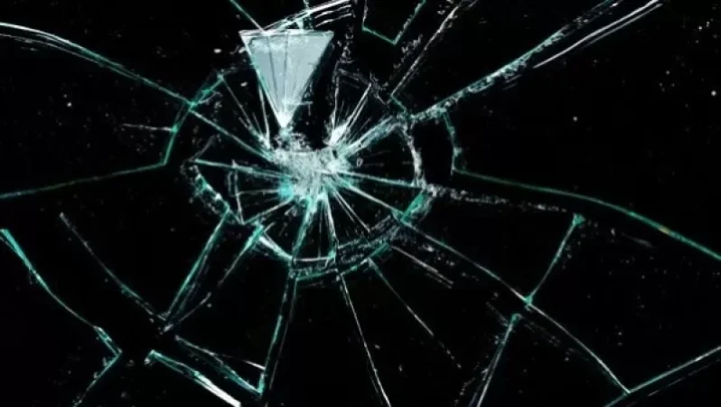 29-ամյա երիտասարդը ձեռքով կոտրել է ապակին, վերցրել ջարդված կտորն ու նետել 33-ամյա կնոջ վրա