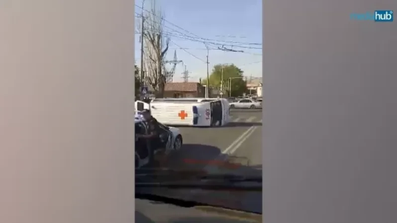 Քիչ առաջ վթարի հետևանքով կողաշրջվել է շտապօգնության մեքենա․ 5 անձ հոսպիտալացվել է