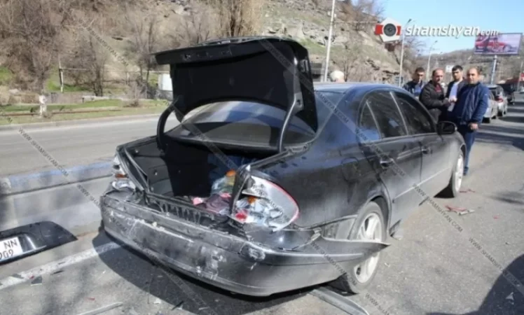 ԼՈՒՍԱՆԿԱՐՆԵՐ. Շղթայական ավտովթար Երևանում. Բախվել են Range Rover-ը, Mercedes-ը, Opel