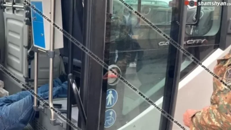 Լուսանկարներ․ Ուղևորներին թվացել է, թե վարորդը մարդ է սպասում, սակայն րոպեների ընթացքում վարորդը կողքի է ընկել․ մանրամասներ