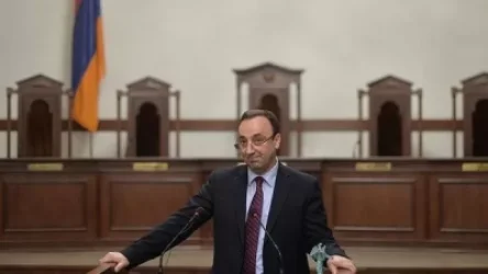 «Հրապարակ». Հրայր Թովմասյանը հանդիումներ է ունենում դեսպանների հետ