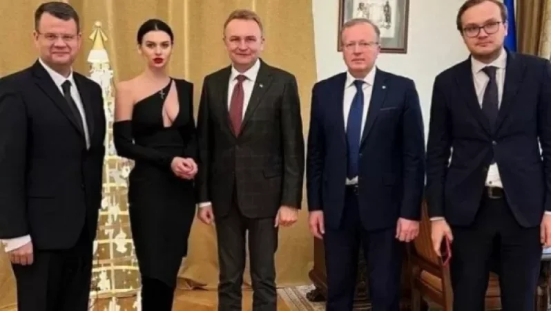 Լուսանկար․ Ուկրաինացի փոխնախարարը զրկվել է պաշտոնից զգեստի պատճառով, որը վաճառվել է 1000 դոլարով