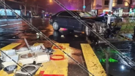 Mercedes-ը Սայաթ-Նովա պողոտայում տապալել է լուսակիրն ու բախվել էլեկտրասյանը