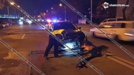Ավտովթար Երևանում, բախվել են Porsche Cayenne-ն ու Toyota Corolla-ն. 2 անչափահաս աղջիկ հոսպիտալացվել է. Shamshyan. com