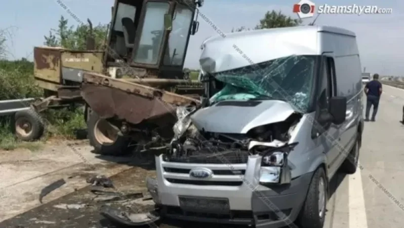 Արարատի մարզում Ford Transit-ը բախվել է կոմբայնին. կա վիրավոր