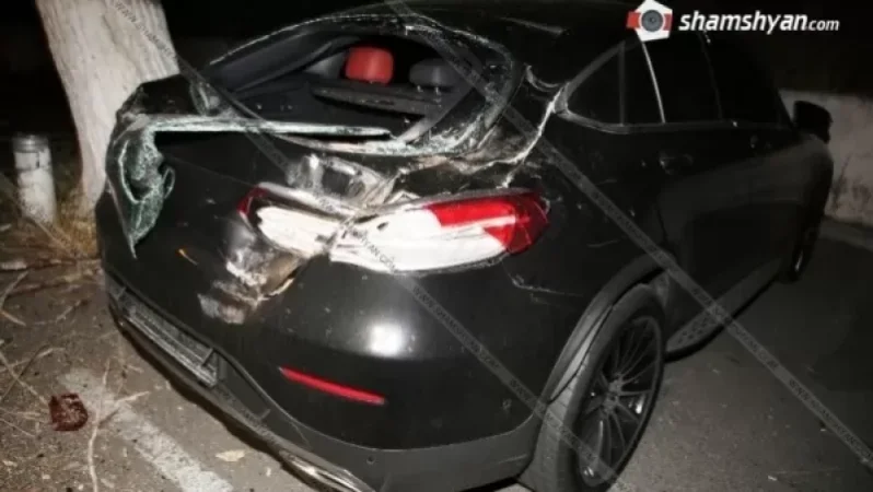 Հրազդանի կիրճում հսկայական ծառն ընկել է Mercedes մակնիշի մեքենայի վրա