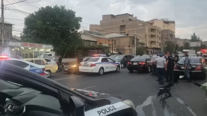 Նաիրի Զարյան փողոցում ճանապարհային պարեկները կանգնեցրել են մեքենաները և ստուգում են իրականացնում