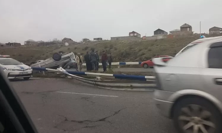 Խոշոր ավտովթար Երևան-Սևան ավտոճանապարհին. մեքենան գլխիվայր շրջվել է